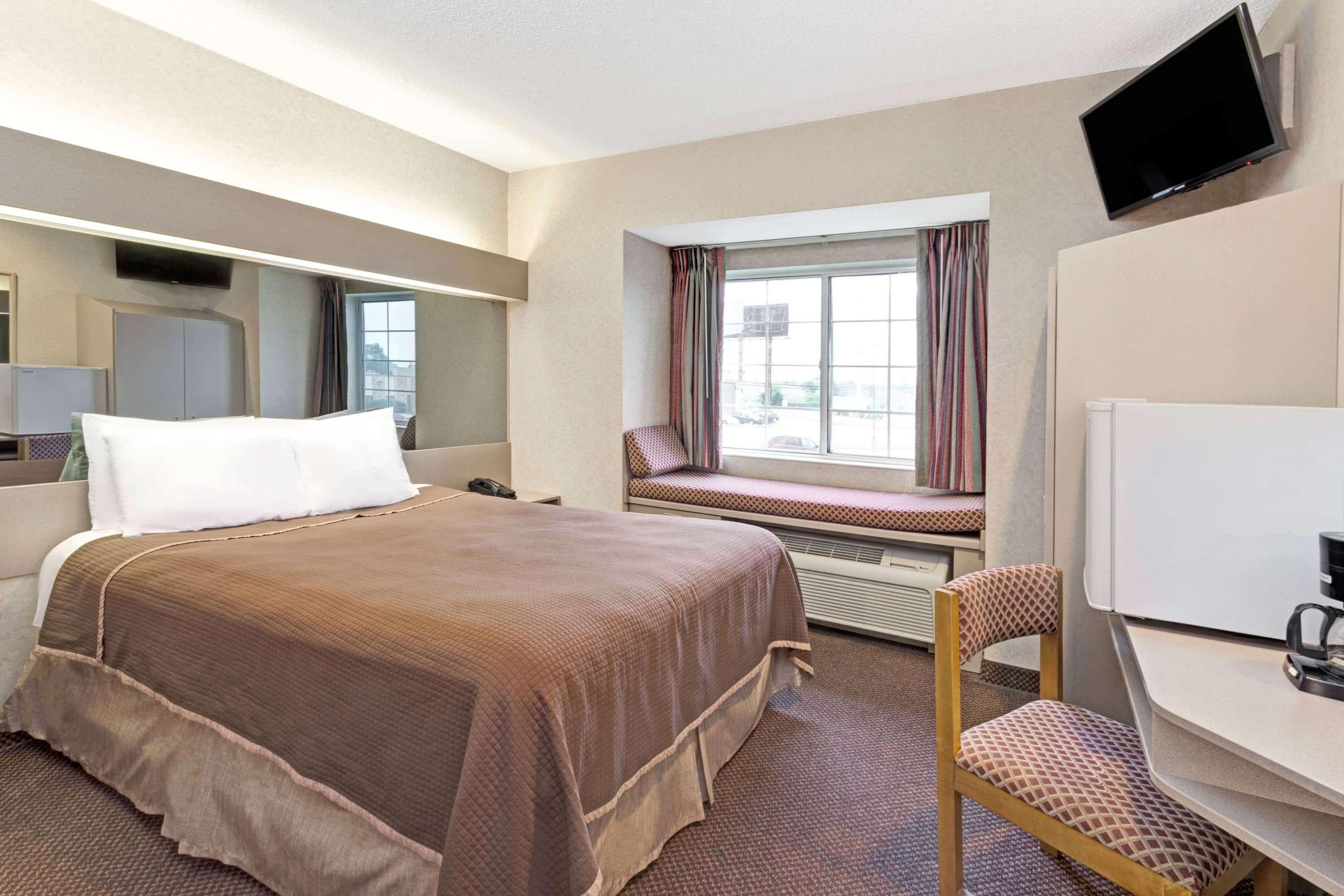 Red Lion Inn & Suites Elk Grove Village Exterior photo